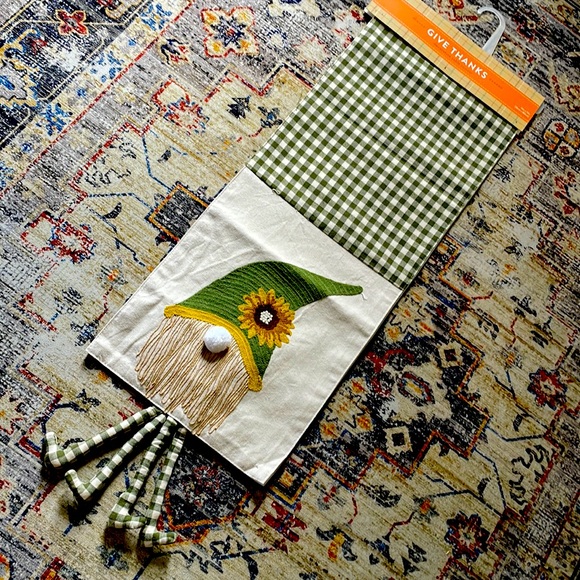 Decorative table runner - Picture 1 of 6